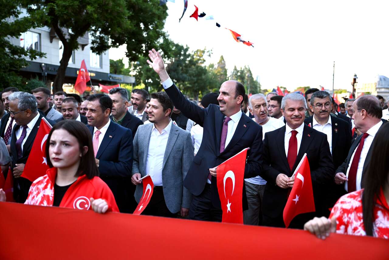 Konya'da 15 Temmuz gecesi! Kılıçarslan Meydanı'na insan seli 15